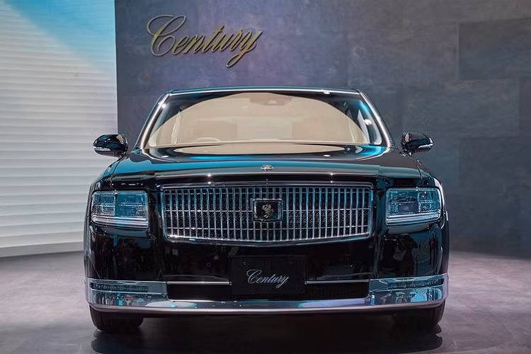 Màu sơn đặc trưng của Toyota Century SUV sẽ là đỏ nâu có tên Maroon. Màu sơn này vừa trầm vừa phù hợp với hình ảnh một mẫu xe "trưởng thành", dành cho doanh nhân giàu có như Toyota Century SUV. Ngoài ra, Toyota Century SUV sẽ là mẫu xe nhắm đến các khách hàng cá nhân.