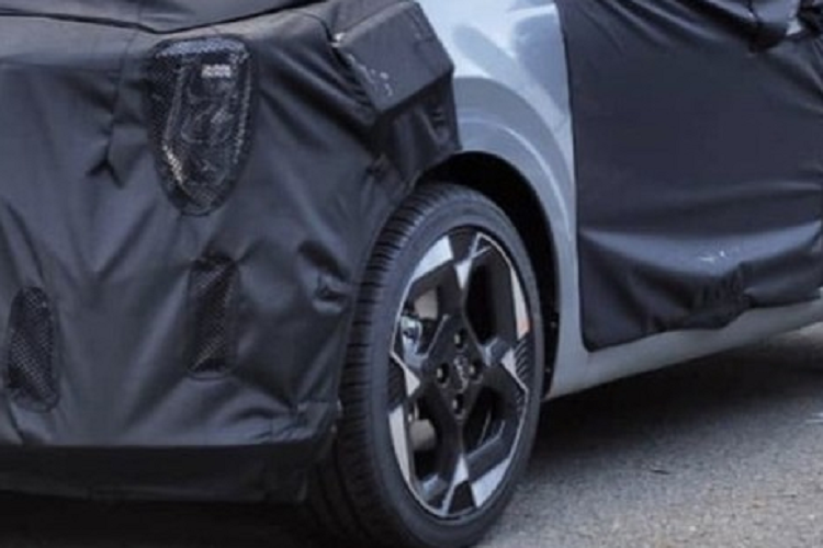 Tương tự đèn pha, đèn hậu của Kia Morning 2024 cũng được cải tiến thiết kế. Đáng tiếc là hiện nội thất của mẫu xe hạng A này chưa được hé lộ. Cũng chưa rõ trang bị tiện nghi và an toàn của Kia Morning mới. Ở một số thị trường, mẫu xe này hiện đã được trang bị hệ thống điều hòa cảm biến nhiệt độ, ghế trước sưởi/thông hơi