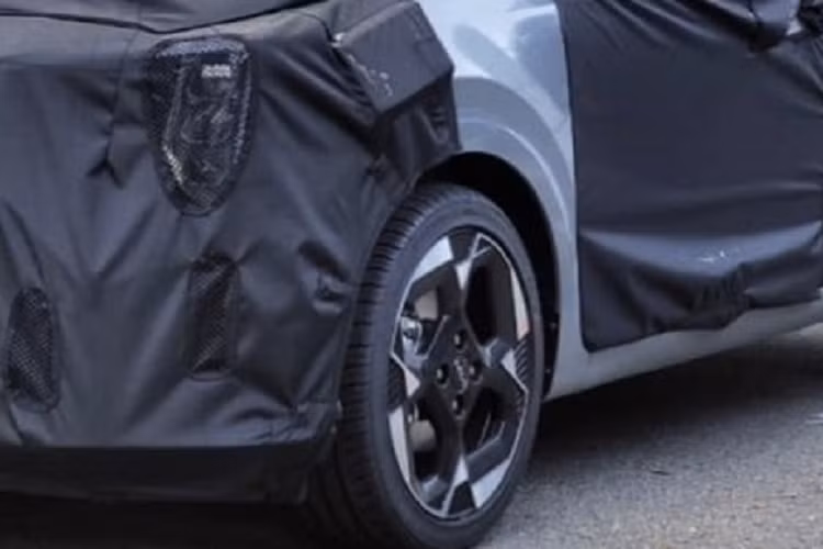 Tương tự đèn pha, đèn hậu của Kia Morning 2024 cũng được cải tiến thiết kế. Đáng tiếc là hiện nội thất của mẫu xe hạng A này chưa được hé lộ. Cũng chưa rõ trang bị tiện nghi và an toàn của Kia Morning mới. Ở một số thị trường, mẫu xe này hiện đã được trang bị hệ thống điều hòa cảm biến nhiệt độ, ghế trước sưởi/thông hơi