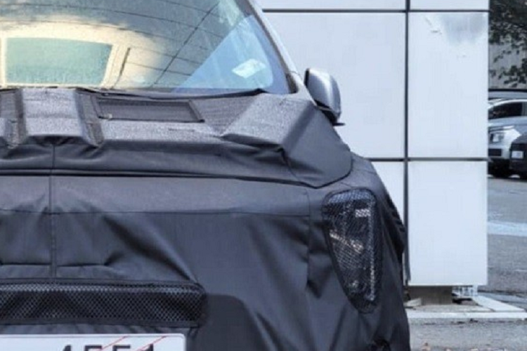 Sưởi vô lăng, màn hình trung tâm hỗ trợ kết nối điện thoại thông minh, cửa sổ trời, túi khí đầu gối dành cho người lái, hệ thống phanh khẩn cấp tự động, hỗ trợ giữ làn đường, cảnh báo điểm mù và cảnh báo phương tiện cắt ngang khi lùi.