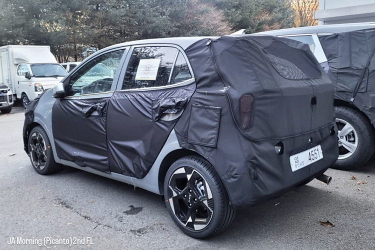 Ngoài Morning, những mẫu xe Kia mới khác cũng được áp dụng phong cách thiết kế tương tự, ví dụ như Sorento và Carnival nâng cấp. Ngoài ra, Kia Morning 2024 còn được bổ sung cản trước, cản sau và vành la-zăng mới. Trong đó, vành la-zăng của chiếc xe trên đường thử được thiết kế 4 chấu kép và sơn 2 màu tương phản.