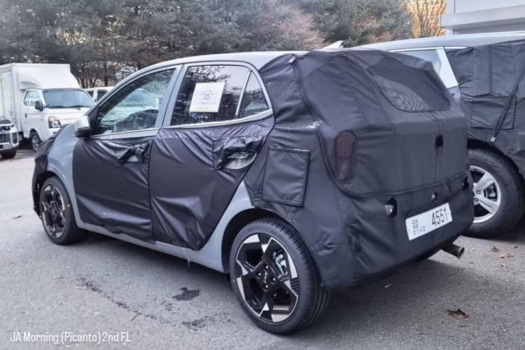 Ngoài Morning, những mẫu xe Kia mới khác cũng được áp dụng phong cách thiết kế tương tự, ví dụ như Sorento và Carnival nâng cấp. Ngoài ra, Kia Morning 2024 còn được bổ sung cản trước, cản sau và vành la-zăng mới. Trong đó, vành la-zăng của chiếc xe trên đường thử được thiết kế 4 chấu kép và sơn 2 màu tương phản.