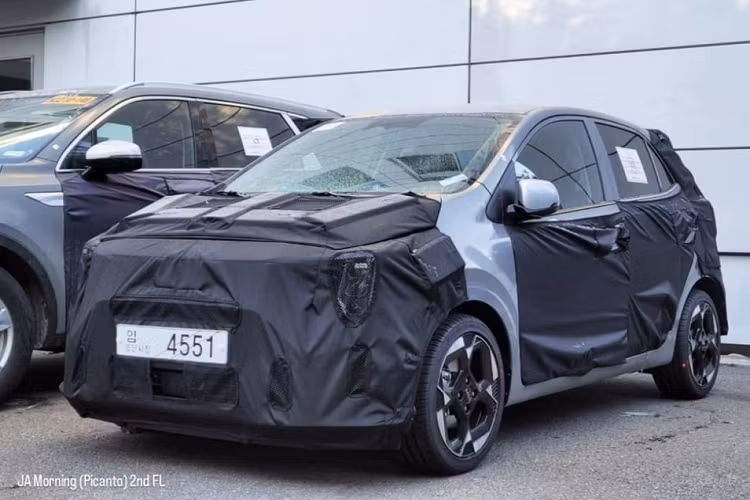 Theo tin đồn, Kia Morning hay Picanto phiên bản nâng cấp sẽ chính thức trình làng trong năm nay. Trước thời điểm đó, cánh săn ảnh đã bắt gặp chiếc xe được cho là Kia Morning 2024 trên đường thử tại Hàn Quốc. Chiếc Kia Morning 2024 chạy trên đường thử được ngụy trang kín mít nên chưa thể biết rõ thiết kế của mẫu xe hạng A này.
