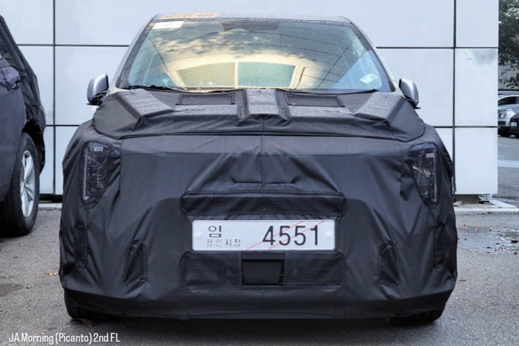 Tuy nhiên, chúng ta vẫn có thể nhận ra một số thay đổi của Kia Morning mới. Theo đó, Kia Morning 2024 mới rõ ràng được thay đổi thiết kế theo phong cách của mẫu SUV điện cỡ lớn EV9. Có thể thấy điều này qua thiết kế đèn pha nằm dọc mới của Kia Morning 2024.