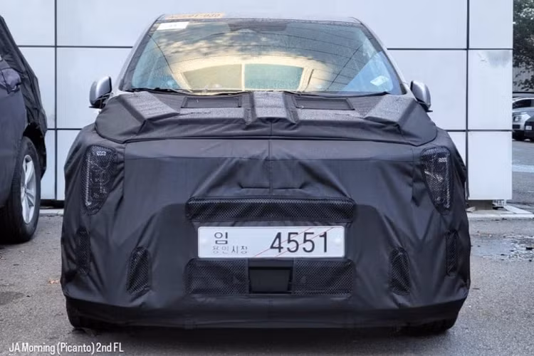 Tuy nhiên, chúng ta vẫn có thể nhận ra một số thay đổi của Kia Morning mới. Theo đó, Kia Morning 2024 mới rõ ràng được thay đổi thiết kế theo phong cách của mẫu SUV điện cỡ lớn EV9. Có thể thấy điều này qua thiết kế đèn pha nằm dọc mới của Kia Morning 2024.