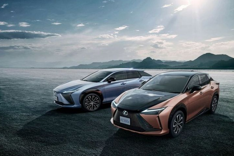 Năng lượng trên SUV hạng sang Lexus RZ 300e được cung cấp bởi bộ pin 71,4 kWh, cho phép xe di chuyển quãng đường lên tới 599 km theo Quy trình thử nghiệm phương tiện hạng nhẹ toàn cầu (WLTC).