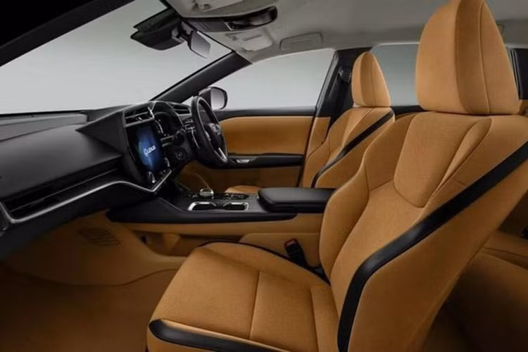 Bên cạnh hệ truyền động mới, mẫu SUV hạng sang Lexus RZ bản 300e còn được tinh chỉnh về hệ thống treo với bộ phận phía sau mới cũng như lò xo, bộ ổn định và giảm xóc được tối ưu hóa.