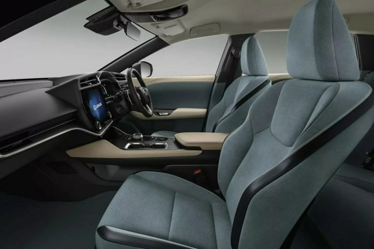 Lexus cho biết hệ thống treo mới đảm bảo chiếc SUV điện hoạt động êm ái và nhanh nhẹn, đồng thời tận dụng sự chênh lệch trọng lượng 100 kg giữa 300e và 450e.