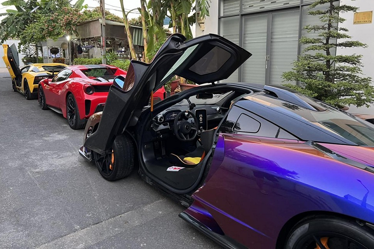 Trước khi sự kiện này diễn ra, doanh nhân quận 12 đã mang 2 chiếc xe Bentley đi tiền trạm vào ngày 3/2/2023 vừa qua, tới lượt 3 chiếc siêu xe khủng được mang ra đường làm nóng máy trước khi có chuyến hành trình phượt đi Phú Quốc.