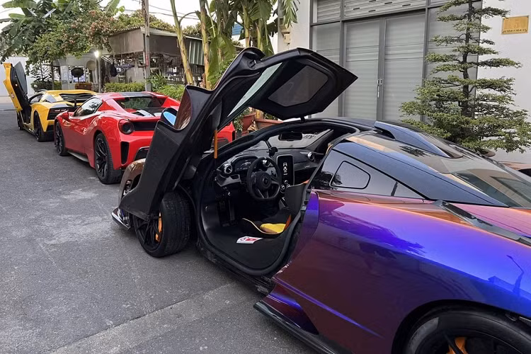 Trước khi sự kiện này diễn ra, doanh nhân quận 12 đã mang 2 chiếc xe Bentley đi tiền trạm vào ngày 3/2/2023 vừa qua, tới lượt 3 chiếc siêu xe khủng được mang ra đường làm nóng máy trước khi có chuyến hành trình phượt đi Phú Quốc.