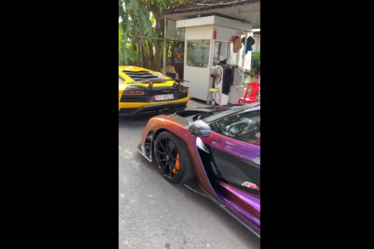 Trong số 3 chiếc siêu xe, McLaren Senna của Hoàng Kim Khánh vẫn là tâm điểm của mọi sự chú ý vì là dòng xe hypercar, có giá bán trên 1 triệu đô la ở nước ngoài và còn được sản xuất giới hạn chỉ 500 chiếc trên toàn thế giới, chưa hết, siêu xe McLaren Senna còn sở hữu màu sơn Cerberus Pearl do bộ phận cá nhân hóa MSO tạo ra chỉ đúng cho 2 chiếc Senna, màu này sẽ đổi sang các bộ áo tím, cam và xanh, tùy theo góc nhìn và ánh nắng chiếu vào.