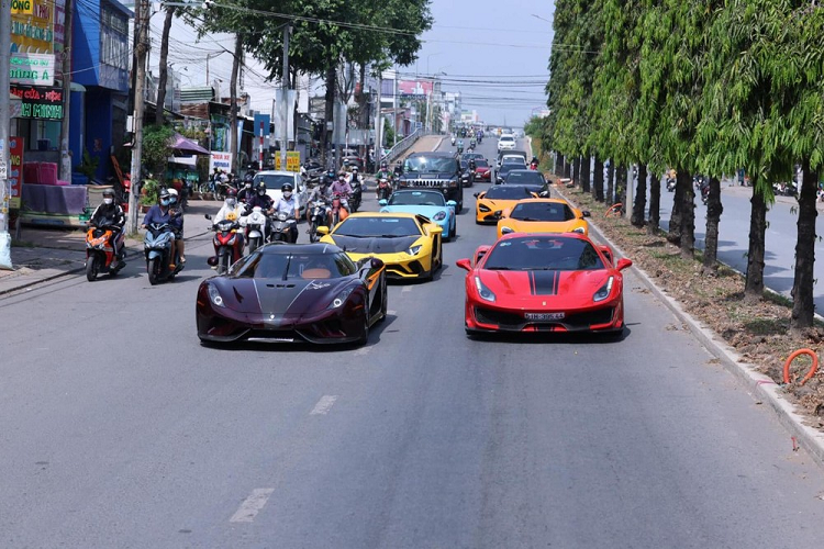 Bộ 3 chiếc siêu xe trăm tỷ đồng được Hoàng Kim Khánh mang ra đường vào tối qua bao gồm McLaren Senna, Lamborghini Aventador S LP740-4 và Ferrari 488 Pista Spider, trong khi đó, tung tích của Koenigsegg Regera vẫn còn là bí ẩn chưa được giải đáp, như vậy, tin đồn siêu phẩm megacar bị lỗi phải quay về Campuchia nằm chờ đến ngày tạm xuất về Thụy Điển sửa chữa nhiều khả năng là chính xác.