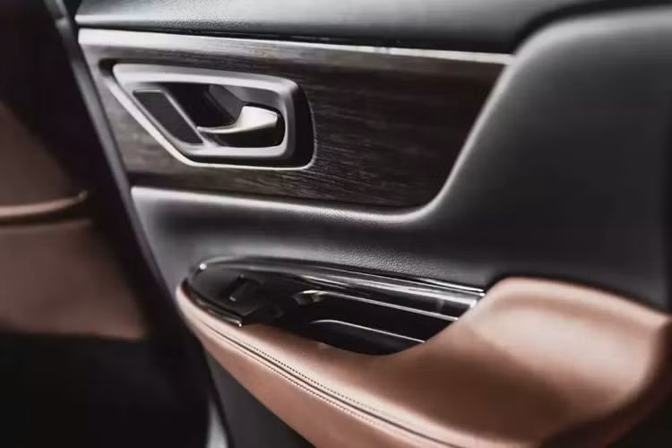 Bước sang thế hệ mới, mẫu xe từng được mệnh danh là "xe bộ trưởng" tại Việt Nam một thời sở hữu phong cách thiết kế hiện đại hơn. Được áp dụng ngôn ngữ thiết kế mới, tương tự Toyota Prius và bZ4X, mẫu sedan này gây ấn tượng bằng cụm đèn pha LED khá mỏng cùng dải đèn LED định vị ban ngày nằm vắt ngang đầu xe.