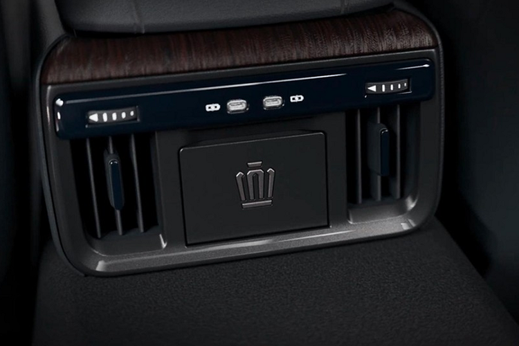 Xe cũng sẽ có pin nhiên liệu, 3 bình hydro với thời gian đổ đầy chỉ khoảng 3 phút, mô-tơ điện mạnh 179 mã lực/300 Nm và pin lithium-ion 4 Ah. Nhờ đó, xe có thể chạy được quãng đường khoảng 820 km. Theo kế hoạch của Toyota, chỉ có khoảng 600 chiếc Crown Sedan mới được sản xuất mỗi tháng, ít hơn 100 xe so với Crown Sport.