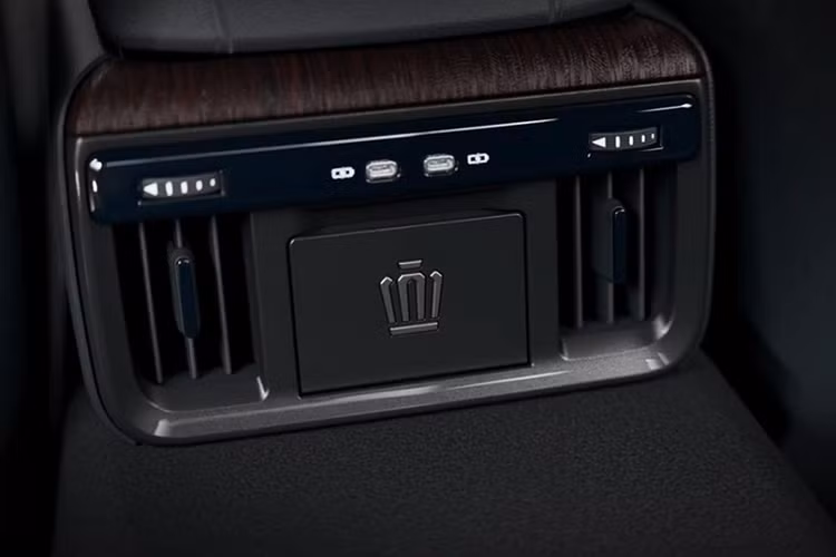 Xe cũng sẽ có pin nhiên liệu, 3 bình hydro với thời gian đổ đầy chỉ khoảng 3 phút, mô-tơ điện mạnh 179 mã lực/300 Nm và pin lithium-ion 4 Ah. Nhờ đó, xe có thể chạy được quãng đường khoảng 820 km. Theo kế hoạch của Toyota, chỉ có khoảng 600 chiếc Crown Sedan mới được sản xuất mỗi tháng, ít hơn 100 xe so với Crown Sport.