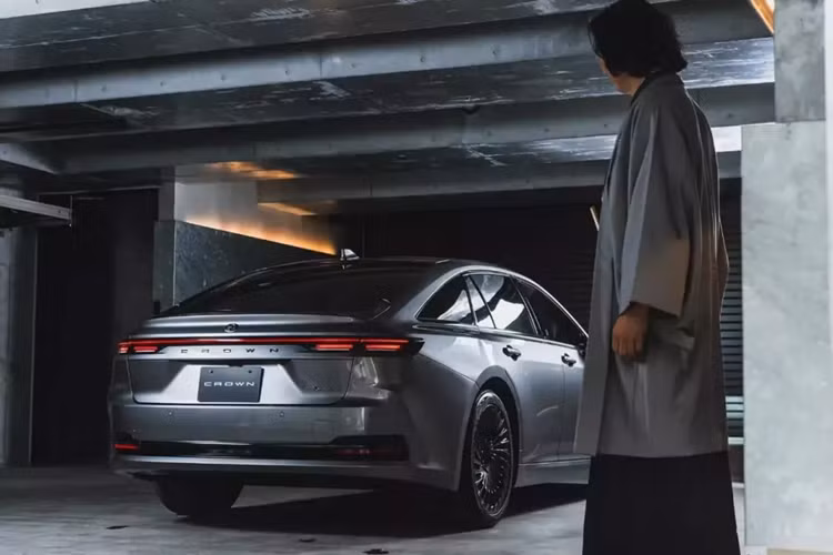 Do sản lượng thấp nên các đại lý sẽ phải áp dụng chính sách quay xổ số để chọn khách hàng có thể mua mẫu sedan hạng sang này. Trong năm nay, hãng Toyota dự định chỉ dưới 10 chiếc Crown Sedan cho khách hàng. Đồng thời, hãng sẽ ưu tiên những khách hàng đã từng mua mẫu sedan hạng sang này trong quá khứ. Trong năm sau, hãng Toyota sẽ tiếp tục tung Crown Estate ra thị trường.