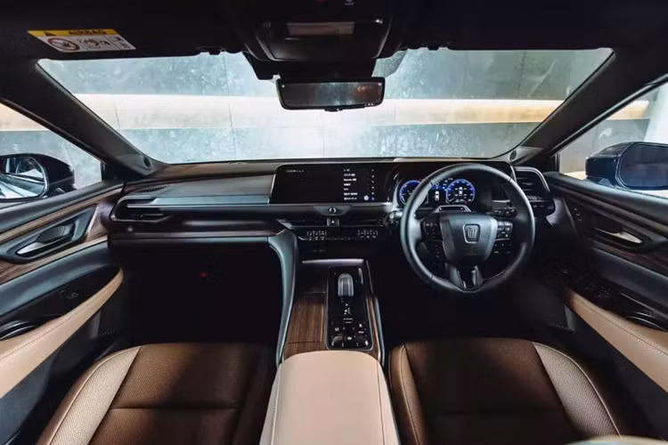 Tiếp đến là những đường dập gân nổi bật trên nắp ca-pô và sườn xe, tạo cảm giác thể thao cho mẫu sedan sang trọng này. Tùy theo phiên bản, xe sẽ được trang bị vành la-zăng có đường kính 19 inch hoặc 20 inch. Vòng về phía sau, chúng ta sẽ bắt gặp cụm đèn hậu LED mỏng với thiết kế xuyên suốt, nằm vắt ngang đuôi xe.