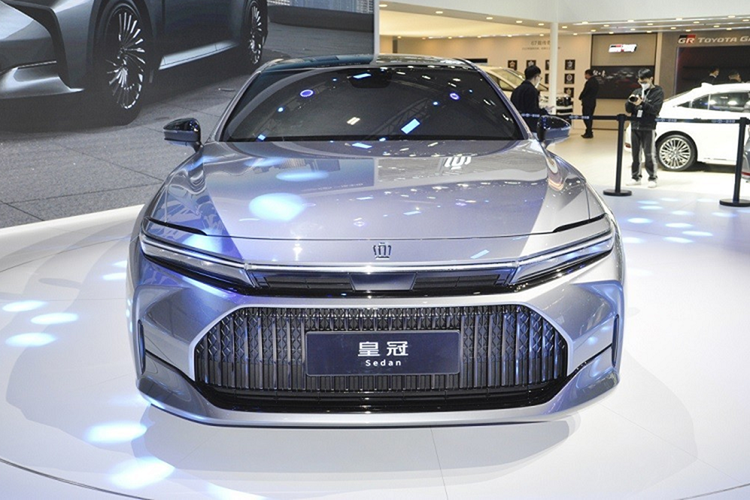 Bệ tì tay này tích hợp ngăn chứa đồ khá lớn và màn hình cảm ứng để hành khách chỉnh nhiều tính năng của xe. Tại thị trường Nhật Bản, mẫu sedan hạng sang cỡ lớn này có 2 tùy chọn động cơ, bao gồm hybrid (HEV) và pin nhiên liệu hydro (FCEV). Trong đó, phiên bản hybrid dùng động cơ xăng 4 xi-lanh thẳng hàng, dung tích 2.5L mới phát triển, kết hợp cùng 2 mô-tơ điện.