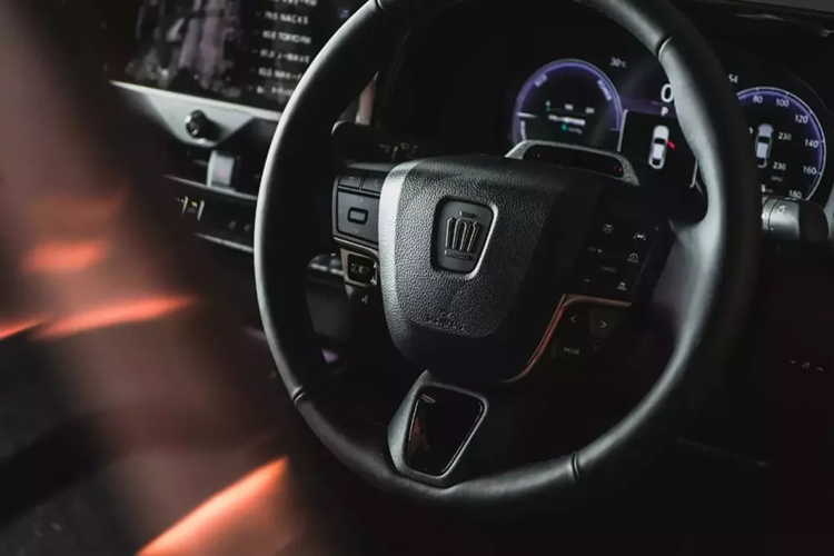 Nằm giữa 2 cụm đèn pha là khe gió hẹp, tích hợp hộp chứa cảm biến nhằm phục vụ các tính năng trợ lái nâng cao ADAS. Chưa hết, khu vực đầu xe còn đi kèm lưới tản nhiệt hình lục giác cỡ lớn với những nan nằm dọc màu đen theo phong cách thác nước. Bên dưới lưới tản nhiệt là khe gió trung tâm khá hẹp trong khi ở hai góc đầu xe có khe gió nằm dọc.