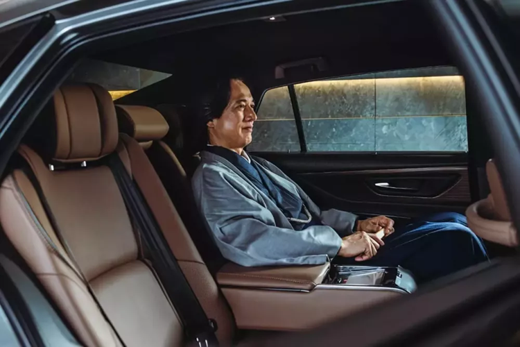 Bên cạnh đó là cánh gió đuôi nhỏ tích hợp vào cửa cốp, tem chữ nổi "Crown" và ốp màu đen trên cản sau. Tương tự 3 phiên bản còn lại trong dòng Crown mới, mẫu sedan này cũng đi kèm logo hình vương miện trên đầu xe và trục bánh. Trong khi đó, phía sau xe lại tích hợp logo của hãng Toyota.