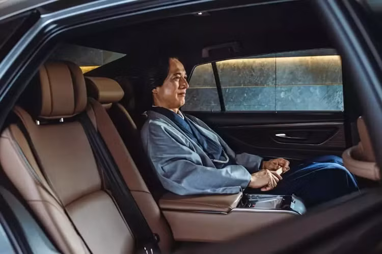 Bên cạnh đó là cánh gió đuôi nhỏ tích hợp vào cửa cốp, tem chữ nổi "Crown" và ốp màu đen trên cản sau. Tương tự 3 phiên bản còn lại trong dòng Crown mới, mẫu sedan này cũng đi kèm logo hình vương miện trên đầu xe và trục bánh. Trong khi đó, phía sau xe lại tích hợp logo của hãng Toyota.