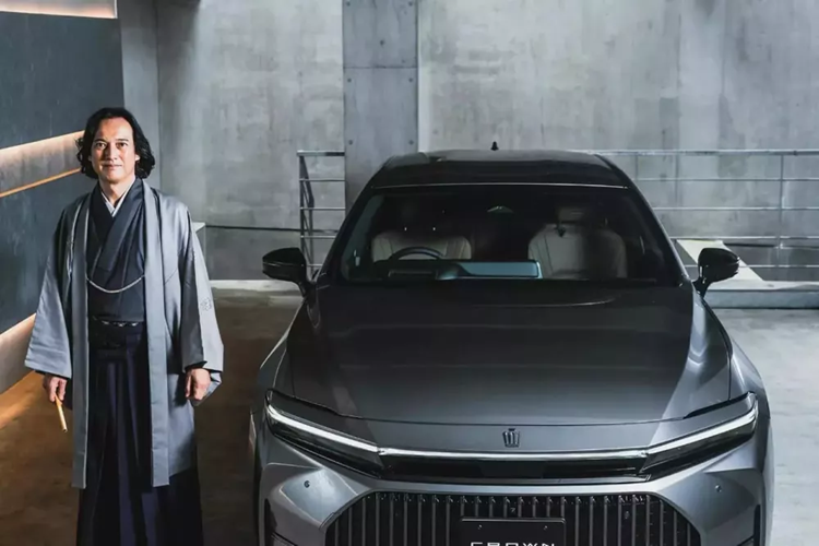 Để xứng đáng với giá bán cao hơn, Toyota Crown Sedan 2024 cũng có thiết kế sang trọng hơn. Được phát triển dựa trên cơ sở gầm bệ TNGA, mẫu sedan này sở hữu kích thước dài x rộng x cao lần lượt 5.030 x 1.890 x 1.475 mm và chiều dài cơ sở 3.000 mm. So với thế hệ cũ, xe dài hơn 120 mm, rộng hơn 90 mm, cao hơn 25 mm và chiều dài cơ sở tăng 80 mm.