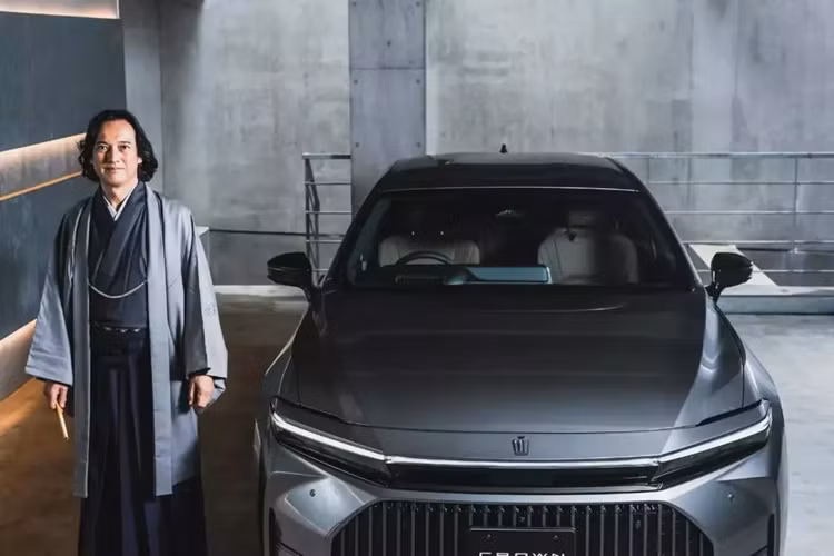 Để xứng đáng với giá bán cao hơn, Toyota Crown Sedan 2024 cũng có thiết kế sang trọng hơn. Được phát triển dựa trên cơ sở gầm bệ TNGA, mẫu sedan này sở hữu kích thước dài x rộng x cao lần lượt 5.030 x 1.890 x 1.475 mm và chiều dài cơ sở 3.000 mm. So với thế hệ cũ, xe dài hơn 120 mm, rộng hơn 90 mm, cao hơn 25 mm và chiều dài cơ sở tăng 80 mm.