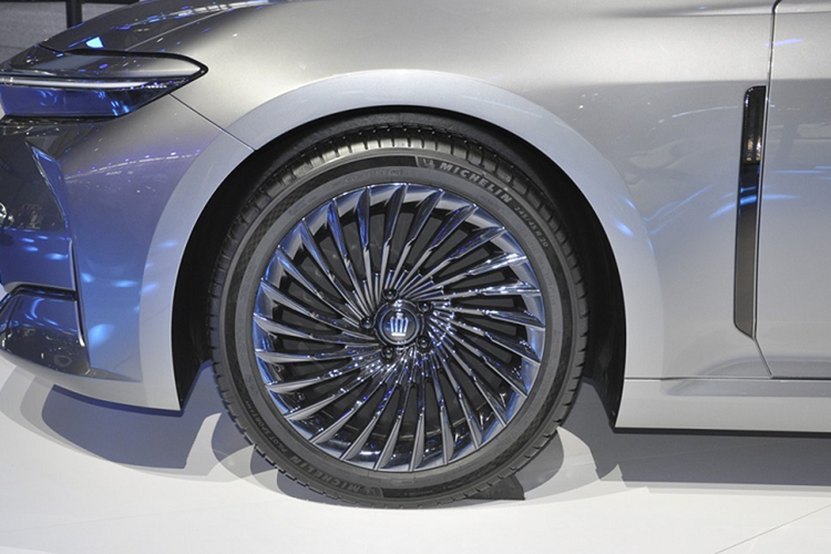 Hãng Toyota đã bố trí cần số ngắn, sạc điện thoại không dây, phanh tay điện tử và 2 giá để ly ở cụm điều khiển trung tâm. Ngoài ra, mẫu sedan này còn có đèn viền trang trí nội thất 64 màu, rèm che nắng chỉnh điện và ghế phụ lái gập xuống. Hàng ghế sau có đủ cửa gió điều hòa, cổng USB Type C và bệ tì tay trung tâm.