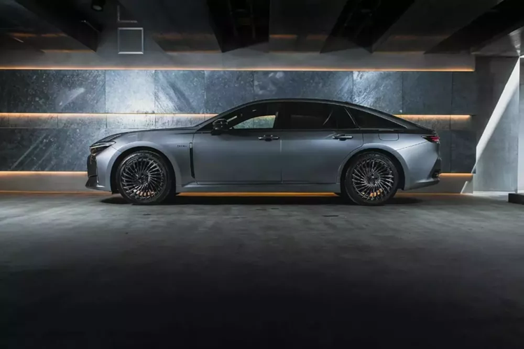 Tại thị trường Nhật Bản, mức giá xe Toyota Crown Sedan 2024 có 2 phiên bản là 2.5L HEV Z và FCEV Z khởi điểm lần lượt 7,3 triệu Yên (khoảng 1,189 tỷ đồng) và 8,3 triệu Yên (1,35 tỷ đồng). So với 2 người anh em là Crown Crossover và Crown Sport, mẫu sedan này đắt hơn đáng kể.