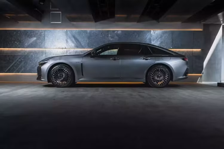 Tại thị trường Nhật Bản, mức giá xe Toyota Crown Sedan 2024 có 2 phiên bản là 2.5L HEV Z và FCEV Z khởi điểm lần lượt 7,3 triệu Yên (khoảng 1,189 tỷ đồng) và 8,3 triệu Yên (1,35 tỷ đồng). So với 2 người anh em là Crown Crossover và Crown Sport, mẫu sedan này đắt hơn đáng kể.