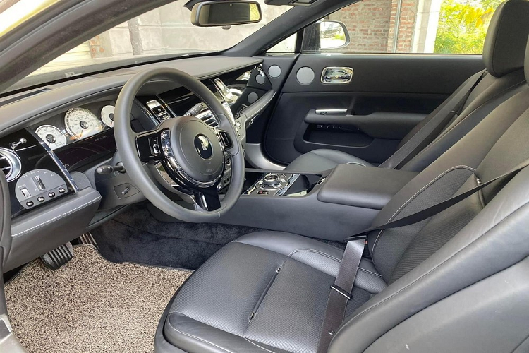 Lý do vì sao chiếc coupe siêu sang Rolls-Royce Wraith Series II có giá rao bán cao đến vậy là vì xe thuộc phiên bản Series II, sản xuất 2016 và đăng ký lần đầu năm 2020, xe chỉ mới lăn bánh được trên 7.000 km, chủ sở hữu gần nhất là người rất am hiểu xe, chăm sóc như xe mới.