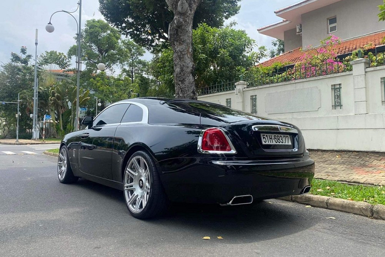 So sánh mức giá này, chúng ta dễ nhận thấy, chiếc Rolls-Royce Wraith Series II này đang có giá thách cưới còn cao hơn cả Rolls-Royce Phantom Sacred Fire từng phục vụ ông Trịnh Văn Quyết, hiện đang được ngân hàng OCB cho đấu giá lần thứ 7 với giá khởi điểm chỉ từ 16,6 tỷ đồng.