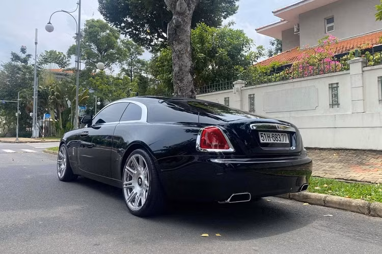 So sánh mức giá này, chúng ta dễ nhận thấy, chiếc Rolls-Royce Wraith Series II này đang có giá thách cưới còn cao hơn cả Rolls-Royce Phantom Sacred Fire từng phục vụ ông Trịnh Văn Quyết, hiện đang được ngân hàng OCB cho đấu giá lần thứ 7 với giá khởi điểm chỉ từ 16,6 tỷ đồng.