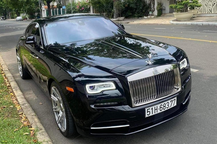 Sau khi mang về showroom của mình, người chuyên mua bán xe lướt tại quận 7, TP HCM đã dọn dẹp lại ngoại thất và nội thất cho xe sạch sẽ rồi mới rao bán. Qua nhiều tay cò xe, chúng tôi được biết, chiếc Rolls-Royce Wraith Series II từng thuộc sở hữu của Cường Đô la hiện đang được rao bán khoảng 17,5 tỷ đồng.