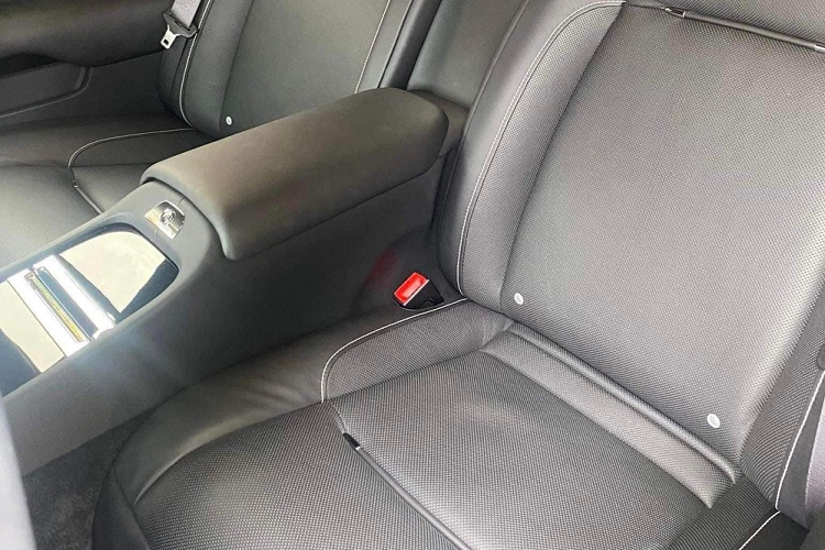 Chiếc xe siêu sang Rolls-Royce Wraith Series II đang được rao bán 17,5 tỷ đồng sử dụng khối động cơ V12, dung tích 6.6 lít, sản sinh công suất tối đa 623 mã lực tại vòng tua máy 5.600 vòng/phút và mô-men xoắn cực đại đạt 800 Nm tại dải vòng tua máy 1.500 – 5.500 vòng/phút.