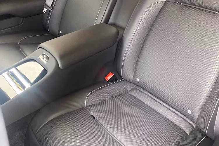 Chiếc xe siêu sang Rolls-Royce Wraith Series II đang được rao bán 17,5 tỷ đồng sử dụng khối động cơ V12, dung tích 6.6 lít, sản sinh công suất tối đa 623 mã lực tại vòng tua máy 5.600 vòng/phút và mô-men xoắn cực đại đạt 800 Nm tại dải vòng tua máy 1.500 – 5.500 vòng/phút.