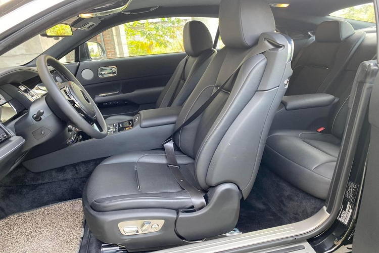 Thú vị hơn, giá bán xe Rolls-Royce Phantom Sacred Fire lên đến hơn 50 tỷ đồng khi mới về nước, gấp đôi giá xe Rolls-Royce Wraith Series II, nhưng hiện tại, chiếc coupe 2 cửa đang được chào bán cao hơn đến 900 triệu đồng.