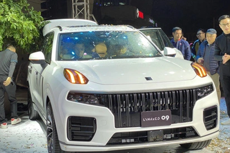 Bên trong Lynk &amp; Co 09 là không gian nội thất 3 hàng ghế với 7 chỗ ngồi. Lynk &amp; Co cho biết toàn bộ kính của xe, bao gồm cả cửa sổ trời, đều là kính cách âm và cách nhiệt 2 lớp nhằm đảm bảo cảm giác thoải mái nhất cho hành khách.