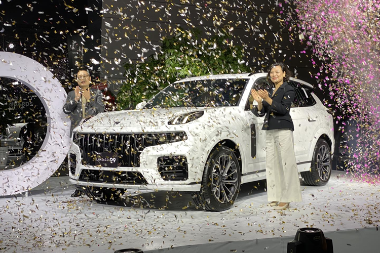 Chưa hết, Lynk &amp; Co 09 còn được trang bị vô lăng bọc da, ghế bọc da Nappa sang trọng, ghế trước chỉnh điện 8 hướng/làm mát, ghế lái nhớ vị trí, ốp nhôm độc đáo trên mặt táp-lô, sạc điện thoại không dây