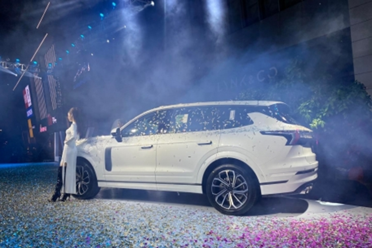 Cụ thể, mẫu SUV cỡ lớn này được trang bị bảng đồng hồ kỹ thuật số với màn hình 12,3 inch, màn hình cảm ứng trung tâm 12 inch, màn hình hiển thị thông tin kính lái HUD, màn hình cảm ứng để chỉnh điều hòa và 2 màn hình nhỏ tích hợp vào 2 núm xoay. Màn hình cảm ứng trung tâm của xe hỗ trợ kết nối với điện thoại thông minh qua Apple CarPlay và Android Auto.