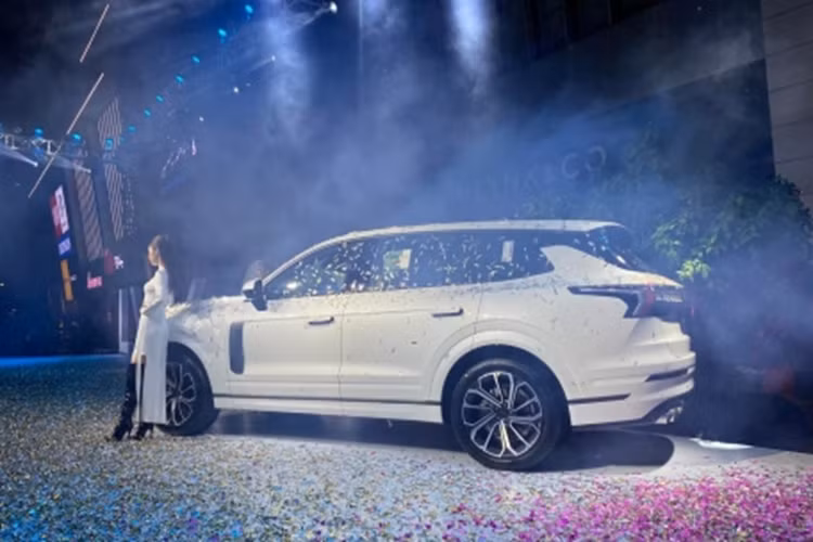 Cụ thể, mẫu SUV cỡ lớn này được trang bị bảng đồng hồ kỹ thuật số với màn hình 12,3 inch, màn hình cảm ứng trung tâm 12 inch, màn hình hiển thị thông tin kính lái HUD, màn hình cảm ứng để chỉnh điều hòa và 2 màn hình nhỏ tích hợp vào 2 núm xoay. Màn hình cảm ứng trung tâm của xe hỗ trợ kết nối với điện thoại thông minh qua Apple CarPlay và Android Auto.