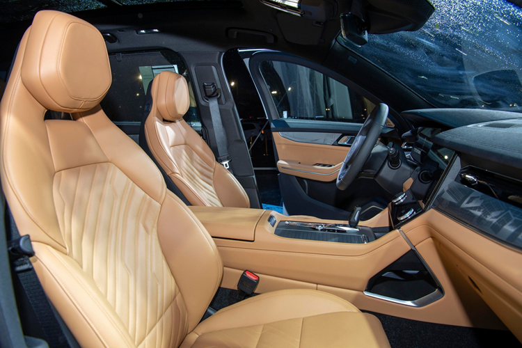 Có thể thấy rõ điều này qua thiết kế đầu xe với lưới tản nhiệt cỡ lớn và cụm đèn 2 tầng. Ở phía trên là 2 dải đèn LED định vị ban ngày nằm dọc trong khi đèn pha được đặt bên dưới. Đèn pha LED của Lynk &amp; Co 09 có 4 chế độ chiếu sáng, bao gồm thành phố, nông thôn, cao tốc, mưa và sương mù.