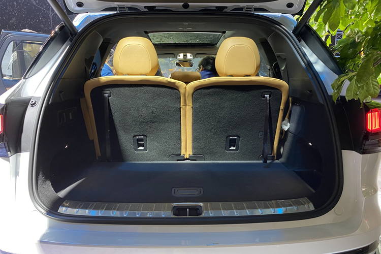 Không chỉ rộng rãi nhờ kích thước lớn, nội thất của Lynk &amp; Co 09 còn toát lên vẻ hiện đại và công nghệ cao nhờ sự xuất hiện của 6 màn hình.