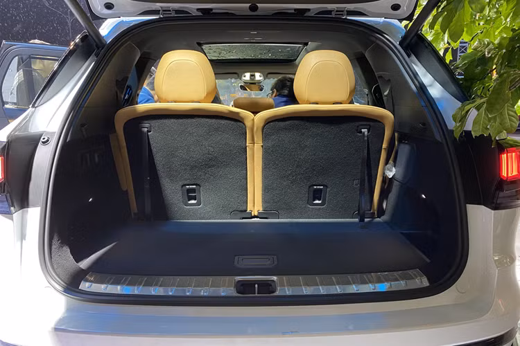 Không chỉ rộng rãi nhờ kích thước lớn, nội thất của Lynk &amp; Co 09 còn toát lên vẻ hiện đại và công nghệ cao nhờ sự xuất hiện của 6 màn hình.