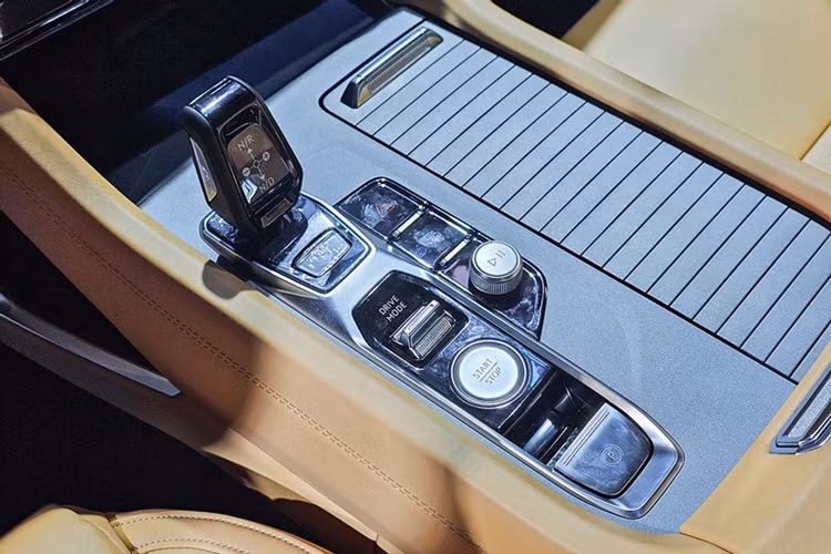 Hệ thống kiểm soát hành trình thích ứng, hỗ trợ lái trên cao tốc, cảnh báo va chạm khi mở cửa, phanh khẩn cấp tự động, cảnh báo tiền va chạm, hỗ trợ đèn pha chủ động, cảnh báo lệch làn đường, hỗ trợ giữ làn đường và cảnh báo người lái mất tập trung.