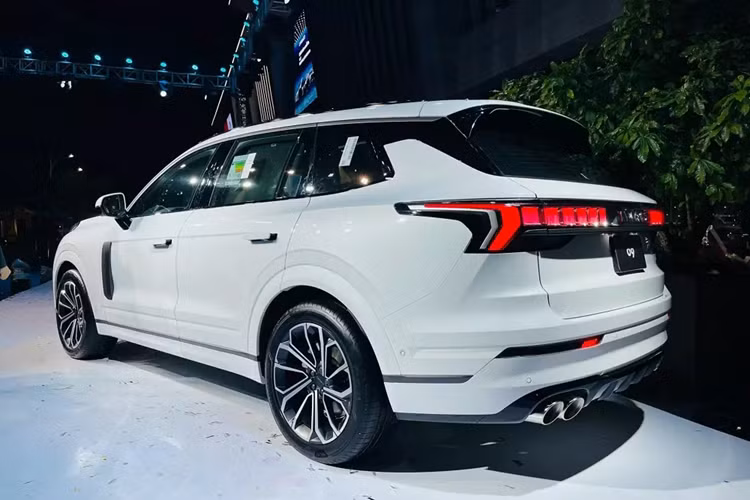 So với những đối thủ cùng phân khúc SUV cỡ lớn như Ford Explorer và Volkswagen Teramont, mẫu ôtô Trung Quốc này có lợi thế về giá bán. Tuy nhiên, Lynk &amp; Co 09 lại đắt hơn đáng kể so với Hyundai Palisade có giá bán chỉ từ 1,469 tỷ đồng tại Việt Nam.