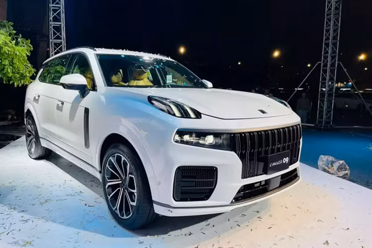 Chưa hết, mẫu xe SUV Lynk &amp; Co 09 tại Việt Nam còn sở hữu bộ vành hợp kim 20 inch với thiết kế đa chấu khỏe khoắn và tay nắm cửa ẩn/hiện giúp giảm hệ số lực cản không khí đồng thời tạo ra thiết kế liền lạc hơn cho khu vực sườn xe.