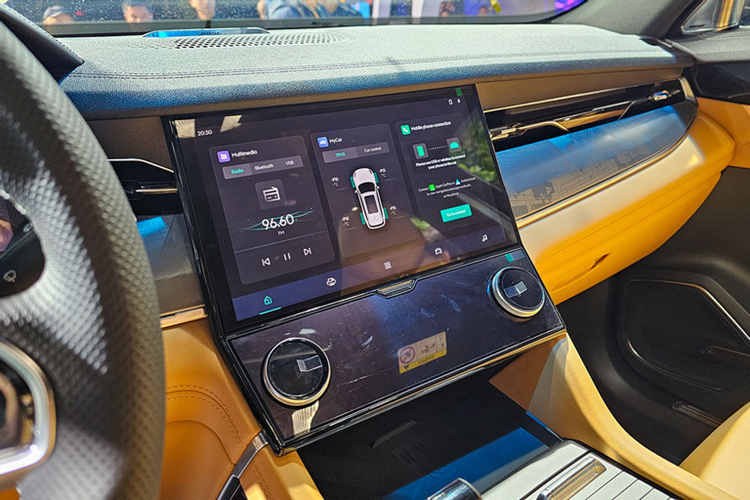 Nằm bên dưới nắp ca-pô của Lynk &amp; Co 09 là hệ truyền động mild hybrid, bao gồm máy xăng 4 xi-lanh, tăng áp, dung tích 2.0L, cho công suất tối đa 254 mã lực tại tua máy 5.500 vòng/phút và mô-men xoắn cực đại 350 Nm tại tua máy 1.800 - 4.800 vòng/phút. Động cơ đi với hộp số tự động 8 cấp và hệ dẫn động 4 bánh toàn thời gian.