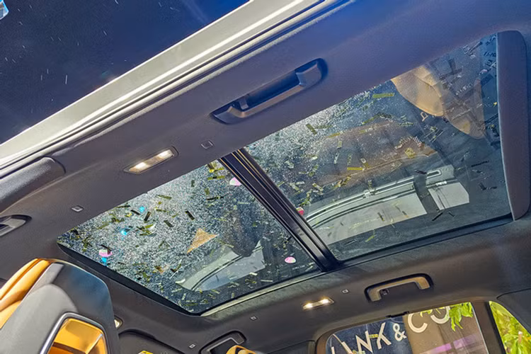 Lượng xăng tiêu thụ trung bình của mẫu SUV nặng 2,12 tấn này là 8,9 lít/100 km. Cuối cùng là 4 chế độ lái tiêu chuẩn (Eco, Normal, Sport, Individual) và 4 chế độ lái off-road (tuyết, cát, đá, lầy). Hiện Lynk &amp; Co đang triển khai chương trình ưu đãi cho khách hàng tiên phong đặt cọc 3 mẫu xe 01, 05 và 09.