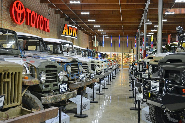 Hãng xe Toyota không có bộ sưu tập nào dành cho mẫu xe Land Cruiser “huyền thoại” của mình. Thay vào đó, bảo tàng Toyota Land Cruiser lớn nhất thế giới lại đến từ thành phố Salt Lake, thuộc tiểu bang Utah, Hoa Kỳ. Chủ sở hữu của dàn xe “không tuổi” này là ông Greg Miller, một người đặc biệt hâm mộ những chiếc Land Cruiser.